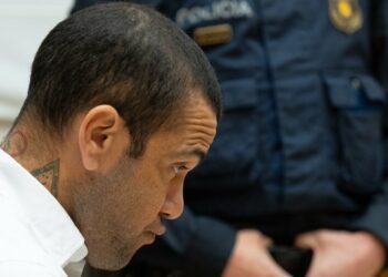 Dani Alves, en libertad bajo fianza de un millón de euros y no podrá salir de España