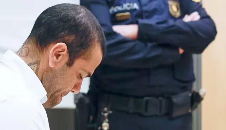 Desmienten suicidio de Dani Alves en prisión de España