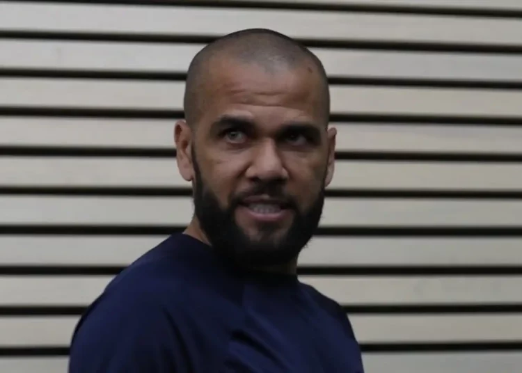 Dani Alves paga el millón de euros y saldrá de la cárcel en las próximas horas