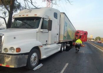 Reportan colisión entre dos cabezales en accidente sobre la carretera de Oro