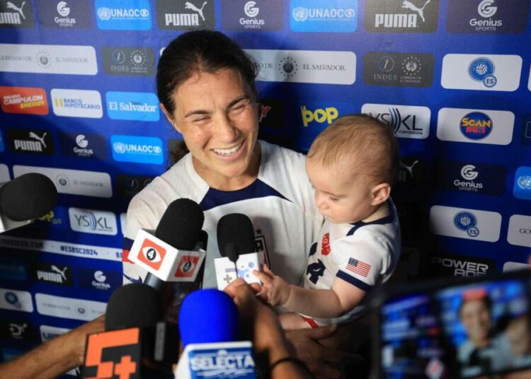 Samantha Witteman viajó junto a su hijo Noah para participar en El Salvador Soccer Beach Cup 2024
