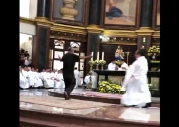 VIDEO | Hombre descalzo irrumpe misa crismal en Catedral Metropolitana y genera confusión entre feligreses