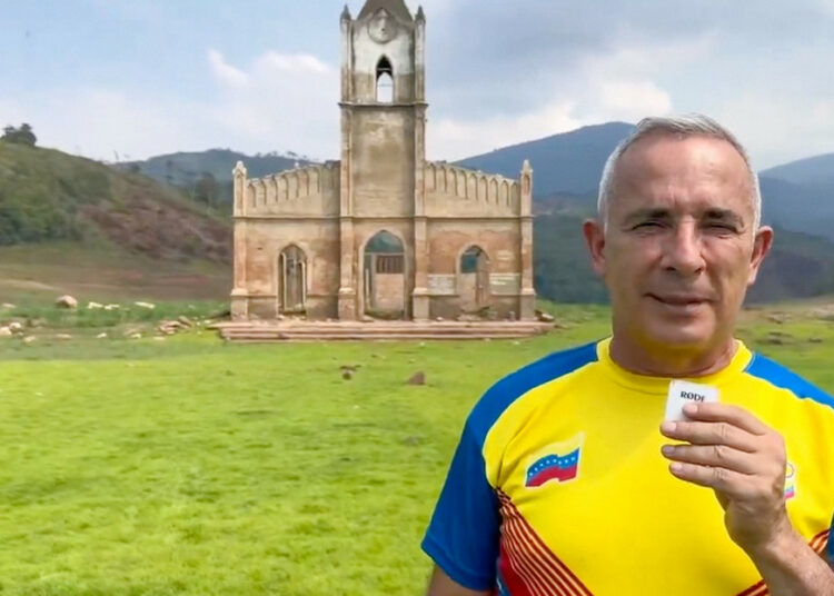 Sequía en Venezuela deja al descubierto una iglesia sumergida en un embalse