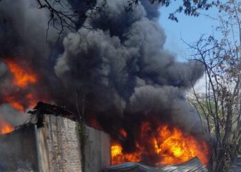 En Chalatenango: Incendio destruye materia prima de fábrica que trabaja con plástico reciclado