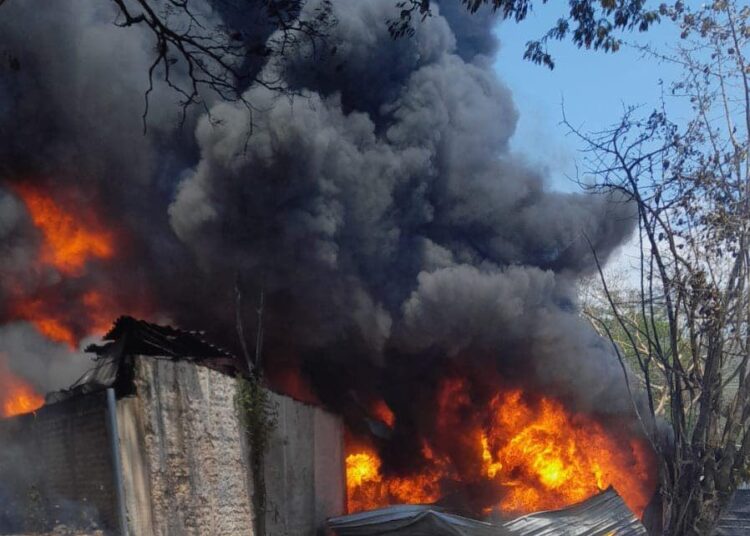 En Chalatenango: Incendio destruye materia prima de fábrica que trabaja con plástico reciclado