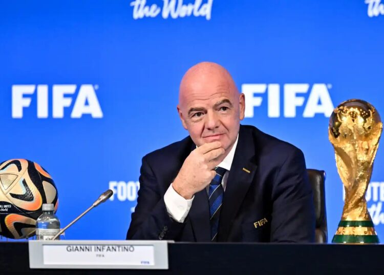 Infantino y la FIFA se oponen a la expulsión temporal en el fútbol
