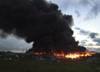 Israel ataca norte de Líbano y Hezbolá responde con cohetes