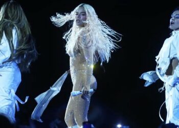 Karol G rompe en llanto en un concierto tras el aterrizaje de emergencia de su jet privado