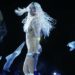 Karol G rompe en llanto en un concierto tras el aterrizaje de emergencia de su jet privado