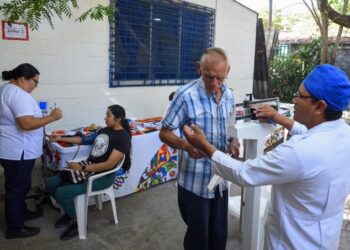 Realizan jornada médica y de servicios profesionales en reparto La Campanera, de Soyapango