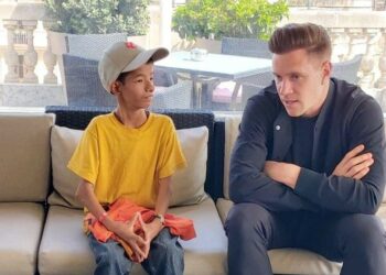 El joven salvadoreño Levi Sandoval se encuentra con el portero Marc-André ter Stegen en Barcelona