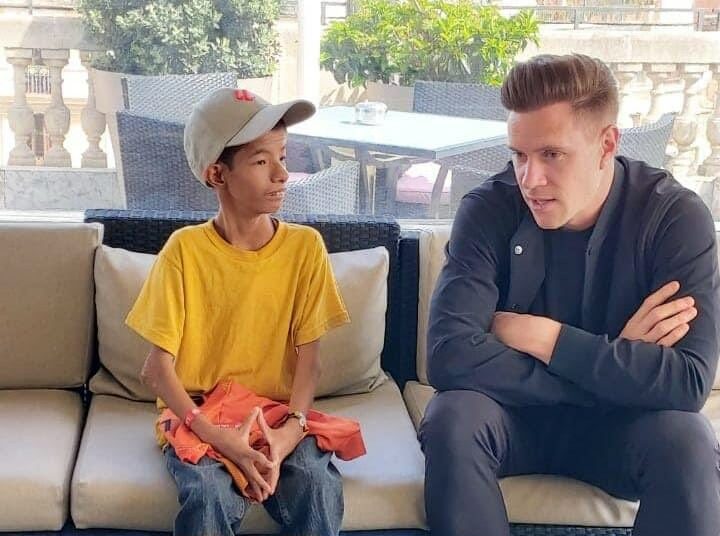 El joven salvadoreño Levi Sandoval se encuentra con el portero Marc-André ter Stegen en Barcelona