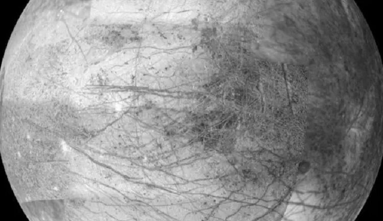 Lunas que orbitan en Saturno y Júpiter tienen granos de hielo donde puede haber vida