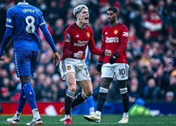Manchester United se aferra a Europa tras derrotar 2-0 al Everton en la Premier League