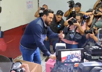 Mario Durán emite su voto en el Instituto Nacional Manuel José Arce