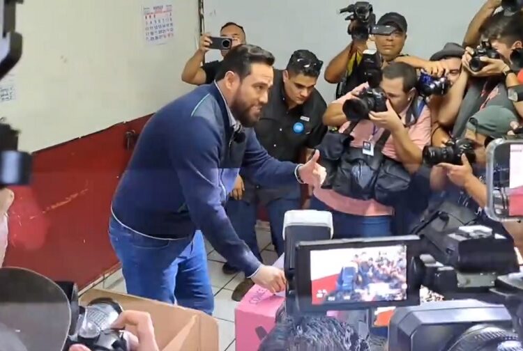 Mario Durán emite su voto en el Instituto Nacional Manuel José Arce
