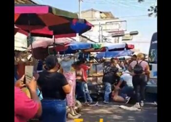 FOTOS | Microbusero de ruta 17 y motociclista se van a los puños cerca del Centro Histórico de San Salvador
