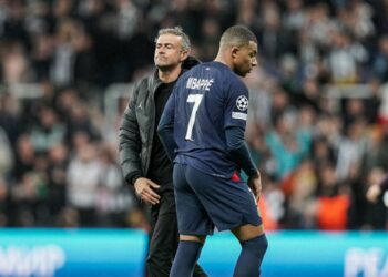 Mbappé es cambiado al descanso… ¡y acaba viendo el partido con su madre en la grada!