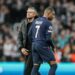 Mbappé es cambiado al descanso… ¡y acaba viendo el partido con su madre en la grada!