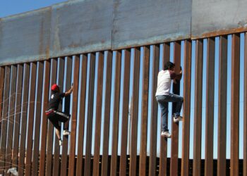 11 personas se lesionan en un solo día al caer de muro fronterizo entre EEUU y México