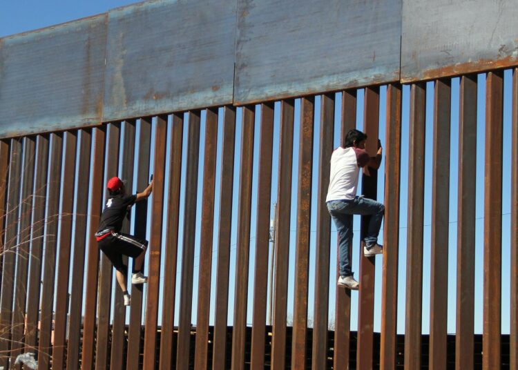 11 personas se lesionan en un solo día al caer de muro fronterizo entre EEUU y México