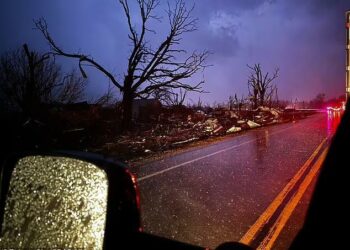 (VIDEOS) Fuertes tormentas con tornados matan al menos a 3 en el centro de EEUU