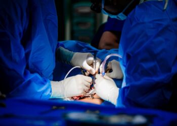 Médicos de la fundación Kinderherzen operan con éxito los corazones de cuatro niños