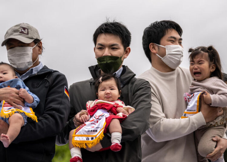 Fabricante de pañales japonés abandona el mercado para bebés por la caída de la natalidad