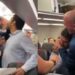 (VIDEO) Un pasajero de American Airlines fue detenido por agredir a la tripulación y proferir insultos antisemitas