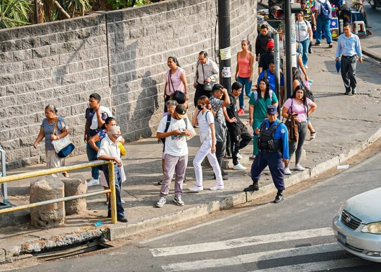 Alcaldía de San Salvador multará hasta con $50 a peatones que no utilicen las pasarelas