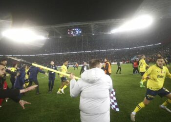 (VIDEO) La batalla campal entre los jugadores del Fenerbahce y fanáticos del Trabzonspor en Turquía