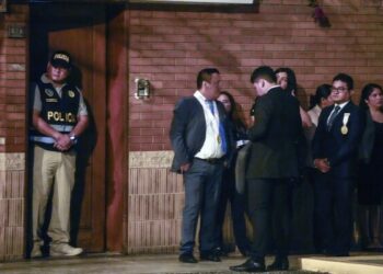 Fiscalía y policía allanan casa de la presidenta de Perú