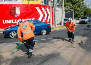 Limpian derrame de aceite en calle El Mirador de la Escalón