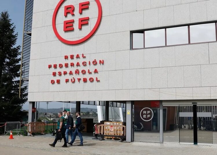 Siete detenidos en el registro a la Federación española de fútbol