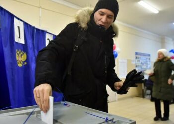 Rusos votan en una elección que se espera ratificará a Putin