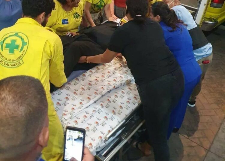 Auto atropella a sacerdote durante procesión del Santo Entierro, en Santa Ana