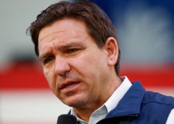 DeSantis firma ley que restringe redes sociales a menores de 16 años que residen en Florida