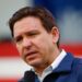DeSantis firma ley que restringe redes sociales a menores de 16 años que residen en Florida