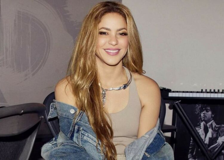 Shakira «aparece» en concierto de Grupo Frontera y da adelanto de su nueva canción «Entre paréntesis»