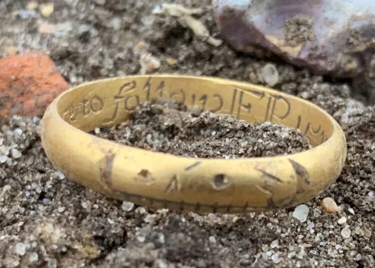 Jubilado británico encuentra un anillo de oro del siglo XVII