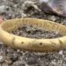 Jubilado británico encuentra un anillo de oro del siglo XVII
