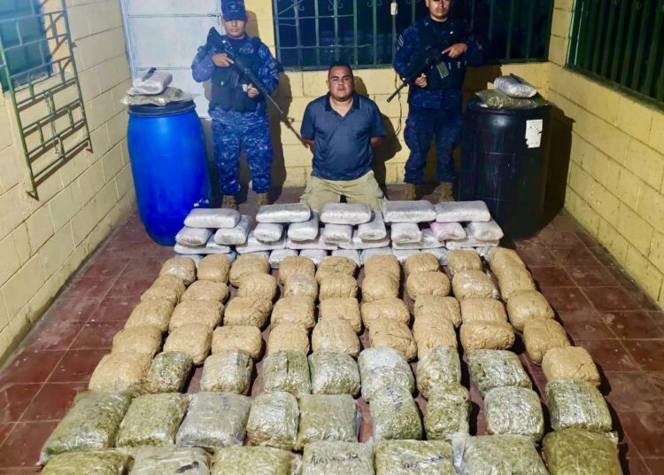 FAES ubica a sujeto que mantenía ocultos 93 paquetes de droga