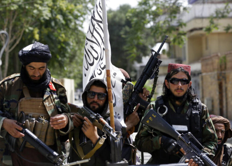 Talibanes dicen haber atacado centros militares de Pakistán