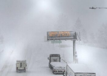 Potente tormenta en California y Nevada corta carreteras y deja fuerte nevadas