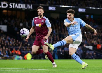 El Manchester City aplastó 4-1 al Aston Villa y sigue en la pelea por el título de la Premier League