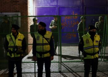 (VIDEO) Más de 20 muertos en un intento de grupo yihadista por tomar una base de la Guardia Revolucionaria en el sur de Irán