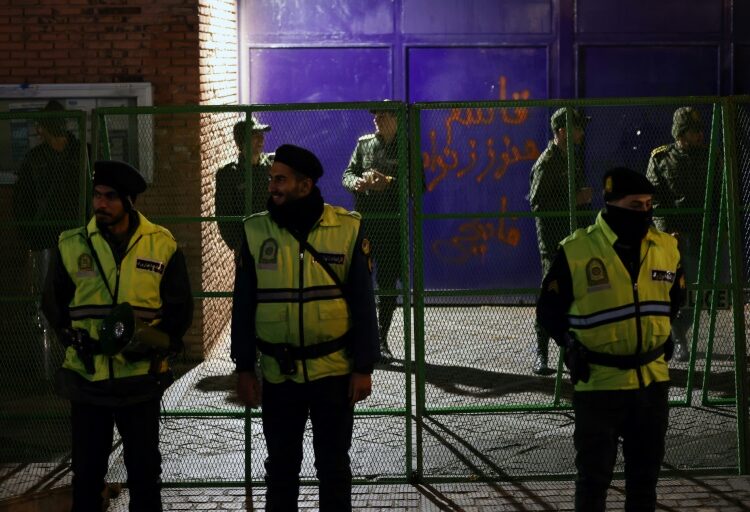 (VIDEO) Más de 20 muertos en un intento de grupo yihadista por tomar una base de la Guardia Revolucionaria en el sur de Irán