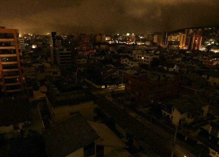 Ecuador suspende jornadas laborales y denuncia a funcionarios por crisis energética