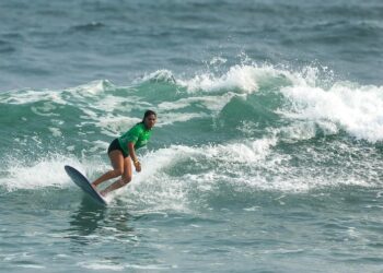 Los salvadoreños Alvarado, Portillo y Salinas avanzaron en el Surf City El Salvador ISA World Longboard Championship 2024