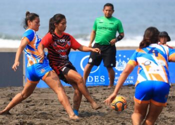 Fátima Pérez y Paola Calderón, las goleadoras de BS UES en la Liga de Fútbol Playa